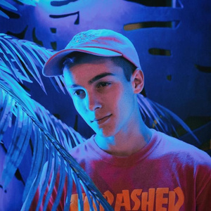 亚洲国产偷自拍
